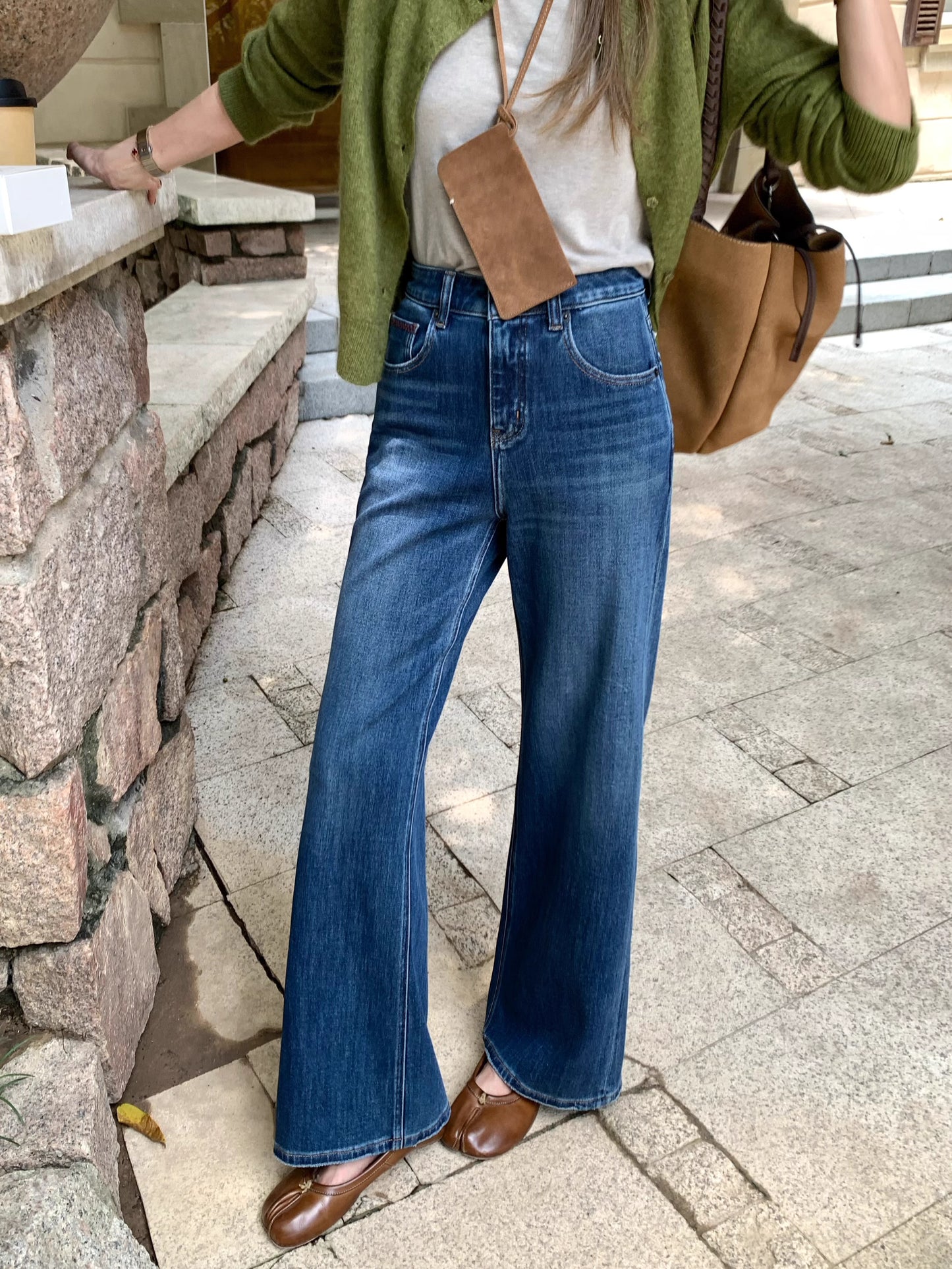 กางเกงขาตรงเอวสูงสีฟ้า ผ้ายืดสี่ทิศ ทรงขาบานแคบ